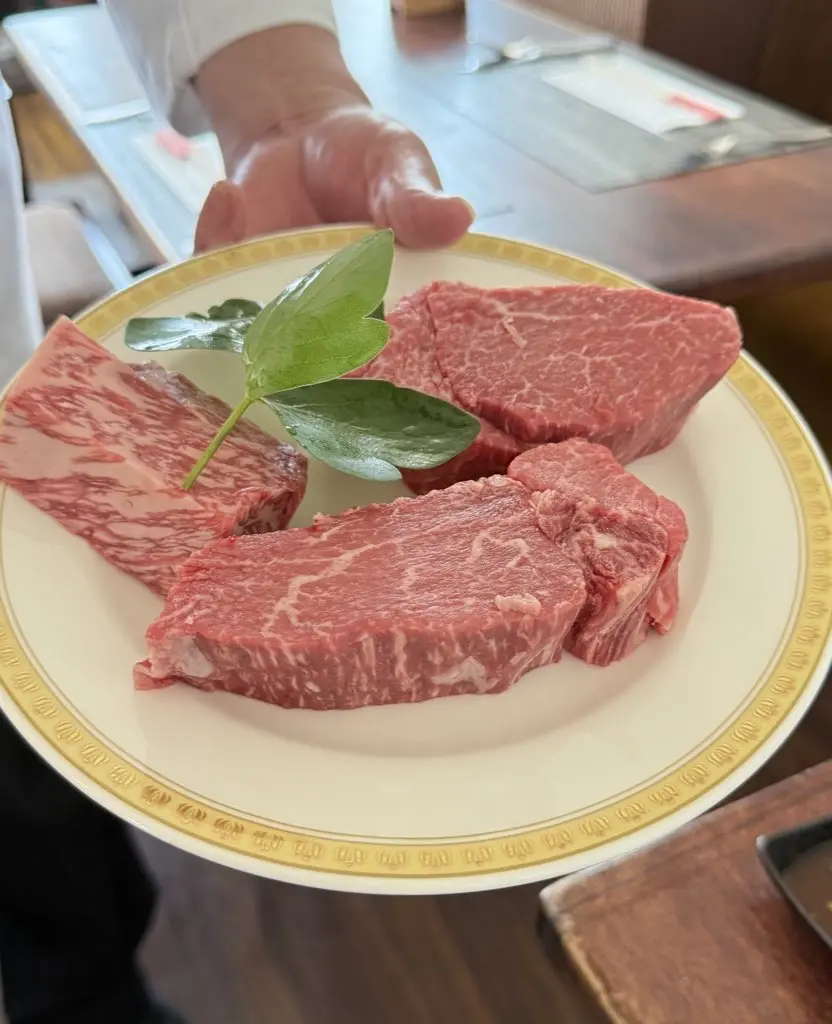 石垣島のレストラン、ステーキ&レストラン PAPOIYA パポイヤで提供された石垣牛の肉料理。霜降り肉や赤身肉を盛り合わせた一皿