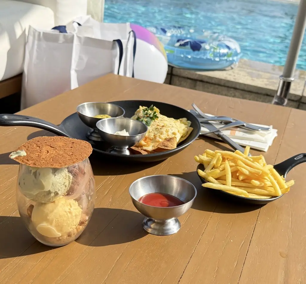 ANAインターコンチネンタル石垣リゾートのプールサイドで提供された軽食。ポテトやグラタン、デザートを楽しむ様子