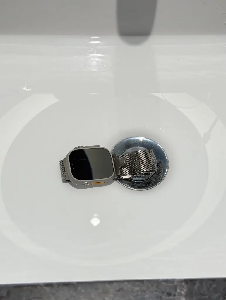 Apple Watch Ultraをプール後にホテルの洗面台で洗ってる様子。