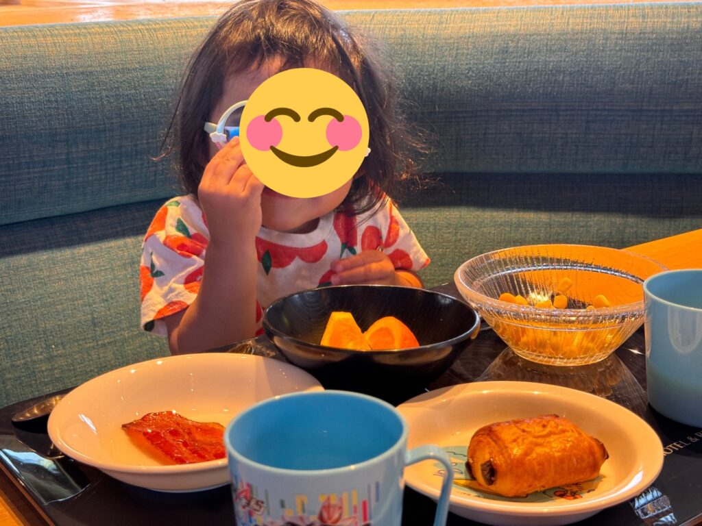 宮古島東急ホテル&リゾーツの朝食会場。子供がフルーツやパンを食べている様子