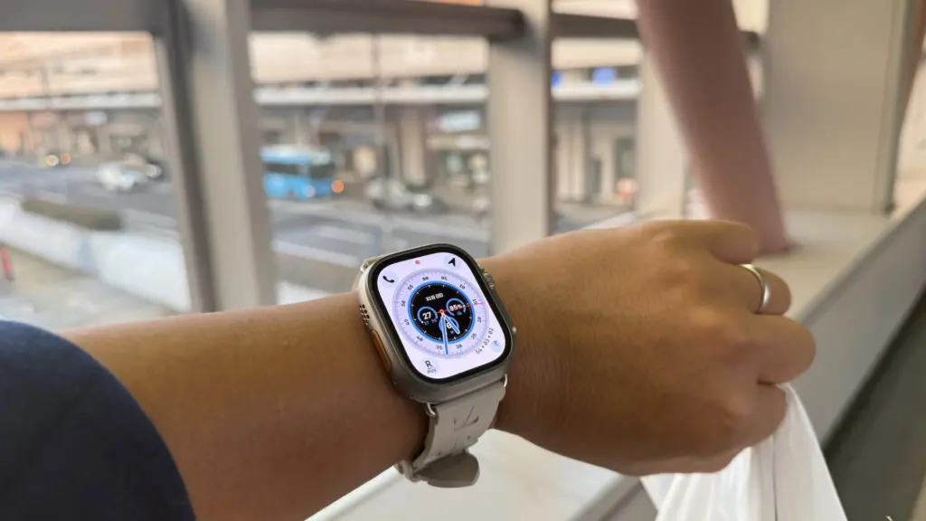 旅行で健康管理と通知チェックに使うApple Watch Ultra 2の写真。防水性能と長時間バッテリーが特徴
