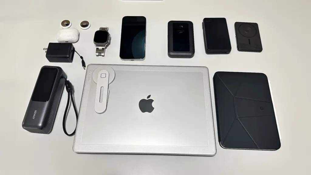 Apple信者の毎日の持ち物。MacBook Pro、iPad mini、iPhone 16 Pro、Apple Watch Ultra 2、AirPods Pro、モバイルバッテリーなどを並べた写真