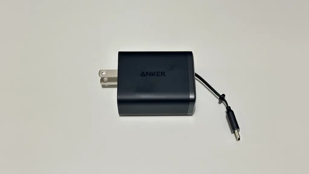 Anker Nano Charger 35Wの写真。巻取り式ケーブル内蔵。