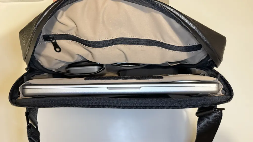 MacBook Pro 14インチやモバイルバッテリーなどを収納したGRAMS28 171 Laptop Slingの内部。