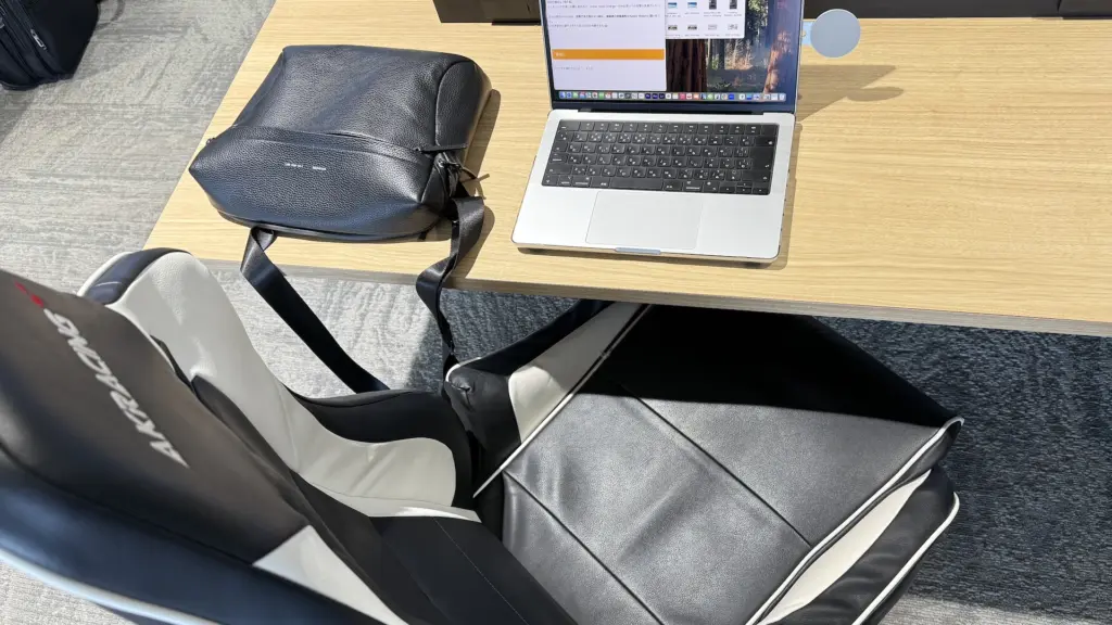 空港ラウンジで使用中のGRAMS28 171 Laptop Sling。MacBook Proと並べて置いた様子。