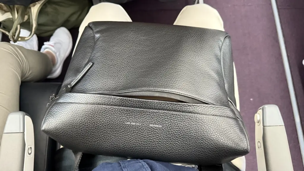 機内座席に置いたGRAMS28 171 Laptop Sling。前の座席下にも収まるサイズ感。