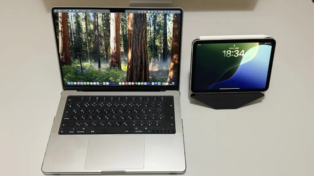 MacBook Pro 14インチとiPad miniを並べた写真。モバイルワーク用の持ち物セット