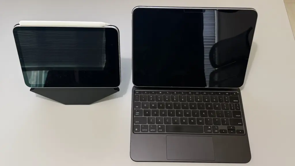 iPad Pro 11インチとiPad miniを並べた写真。旅行中の読書、動画鑑賞、子供用娯楽に使えるタブレット