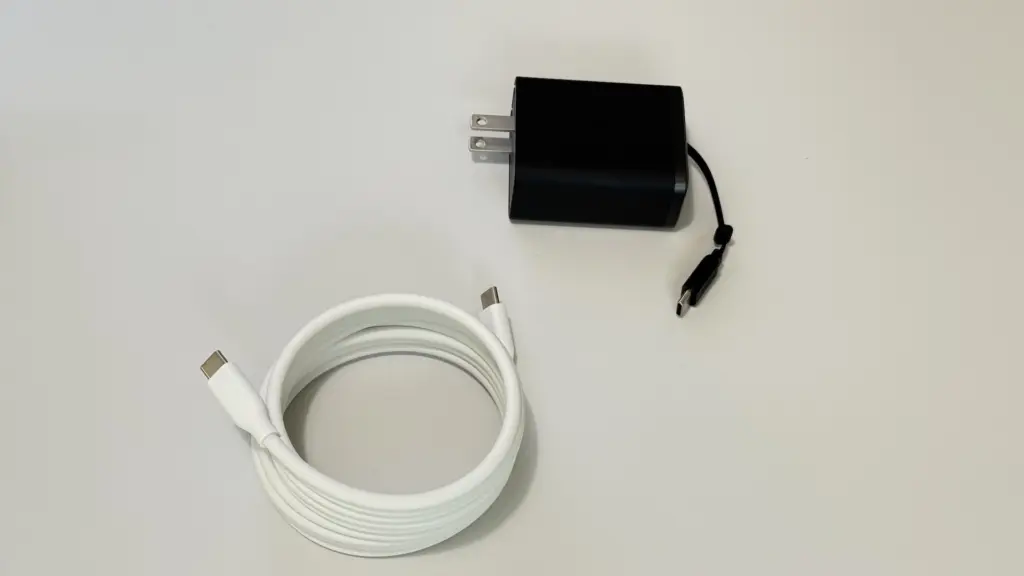 Anker Nano Charger 35WとCIOマグネットケーブルの写真。ホテルでコンセント不足を解消する旅行用充電アクセサリー