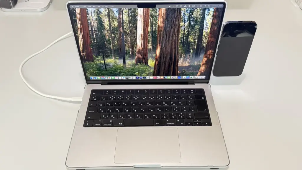 旅行にも持ち歩くMacBook Pro 14インチの写真。作業とエンタメの中心デバイス