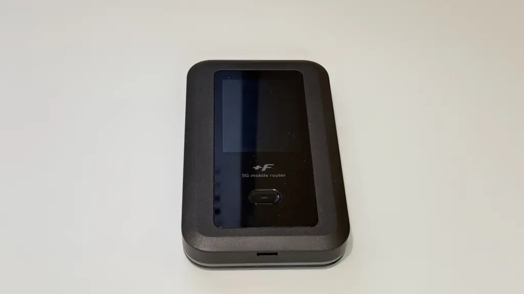 +F FS050W モバイルルーターの写真。フリーWiFiを避けて旅行中も安定した通信環境を確保