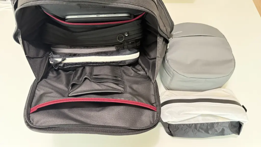 TUMI Alpha 3バックパックに旅行用ガジェットと着替えを収納した中身を写した写真。