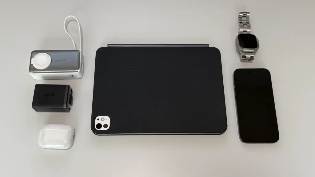 旅行で欠かせないAppleガジェット6選。iPad Pro 11、iPhone 16 Pro、Apple Watch Ultra 2、Anker Nano Charger、Anker MagGo Power Bank、AirPods Pro 2を並べた写真
