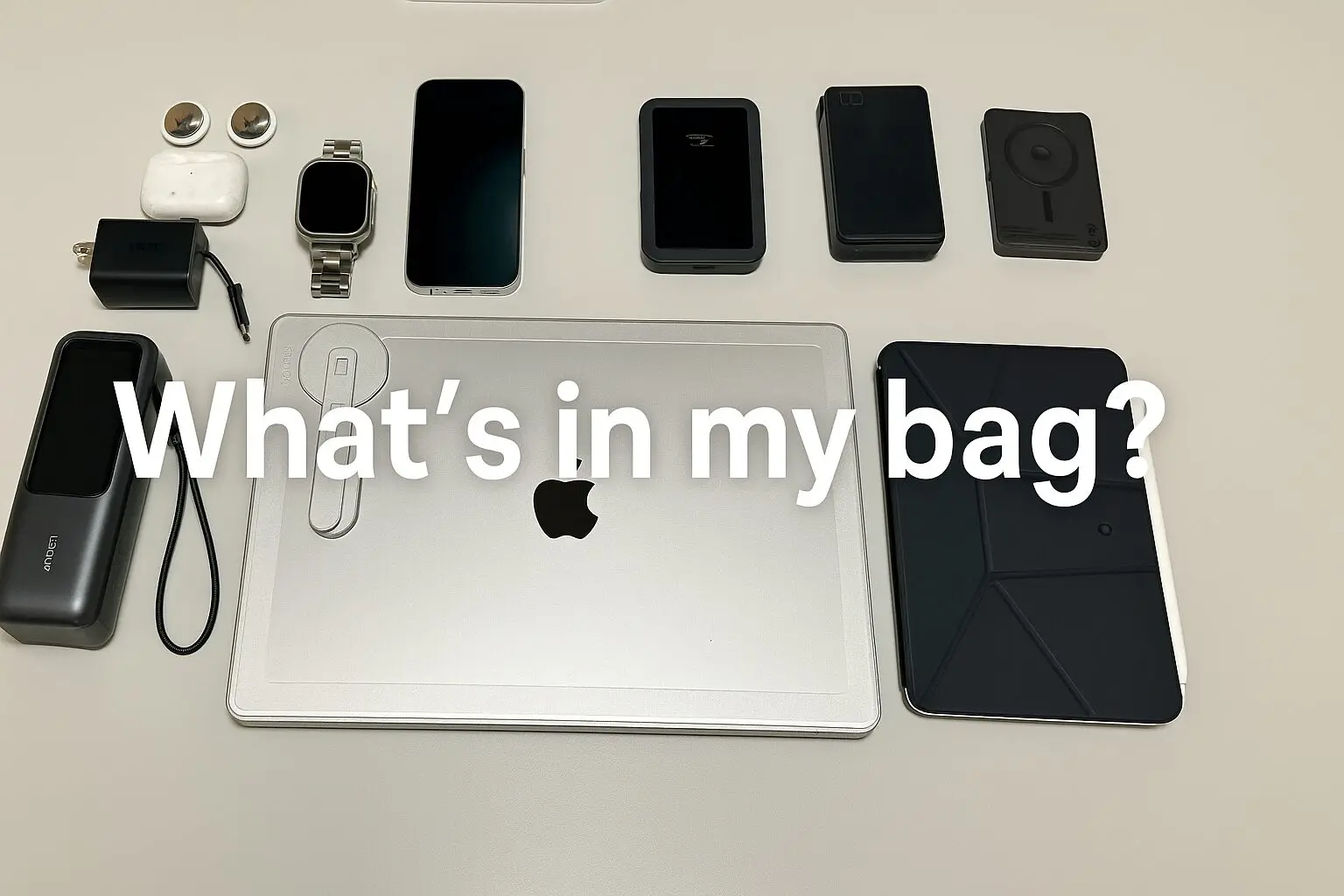 Apple信者の毎日の持ち物。MacBook Pro、iPad、iPhone、Apple Watch Ultra 2、AirPods Pro、ガジェットなどを並べた写真