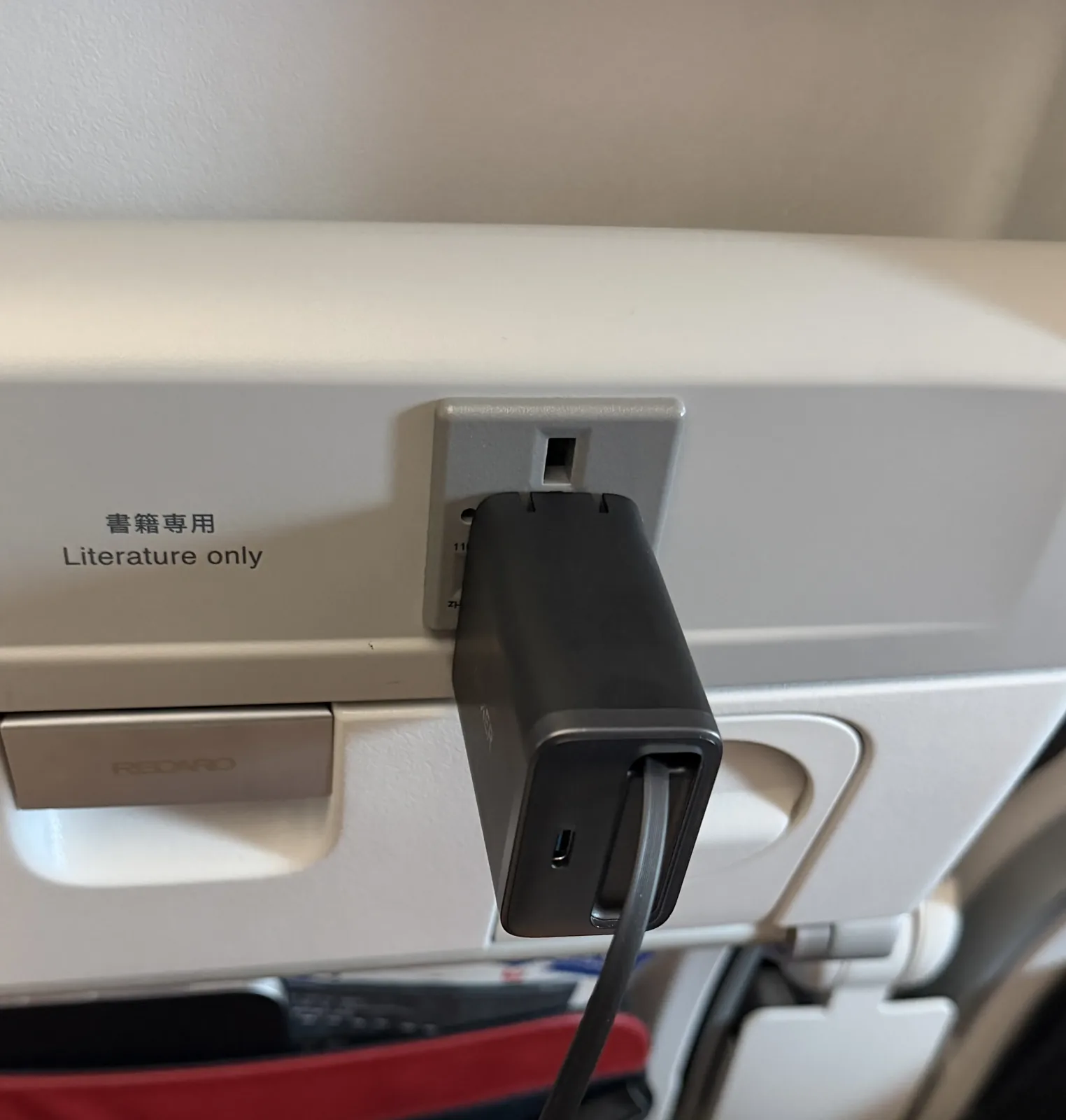 機内座席のコンセントに挿したAnker Nano Charger 35W