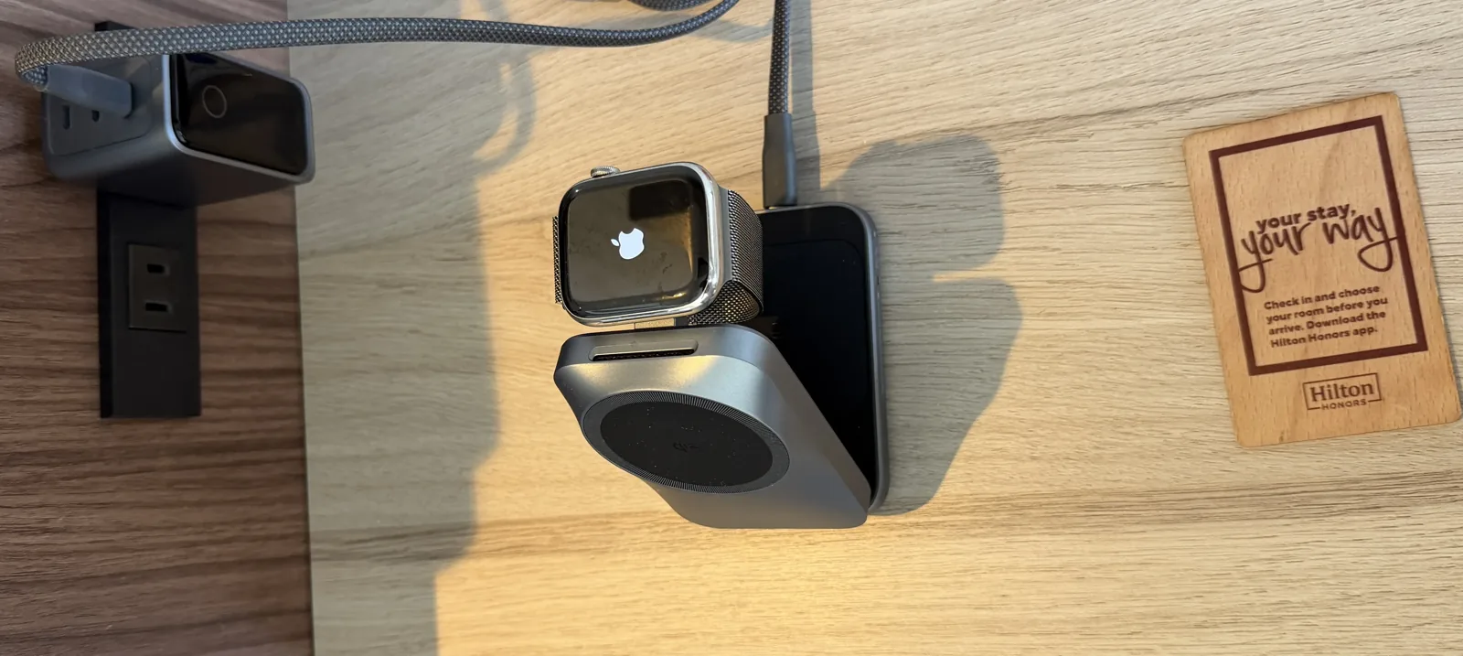 デスクのAnker Prime 3-in-1充電ステーションでApple Watchを充電する様子とAnker 160W充電器