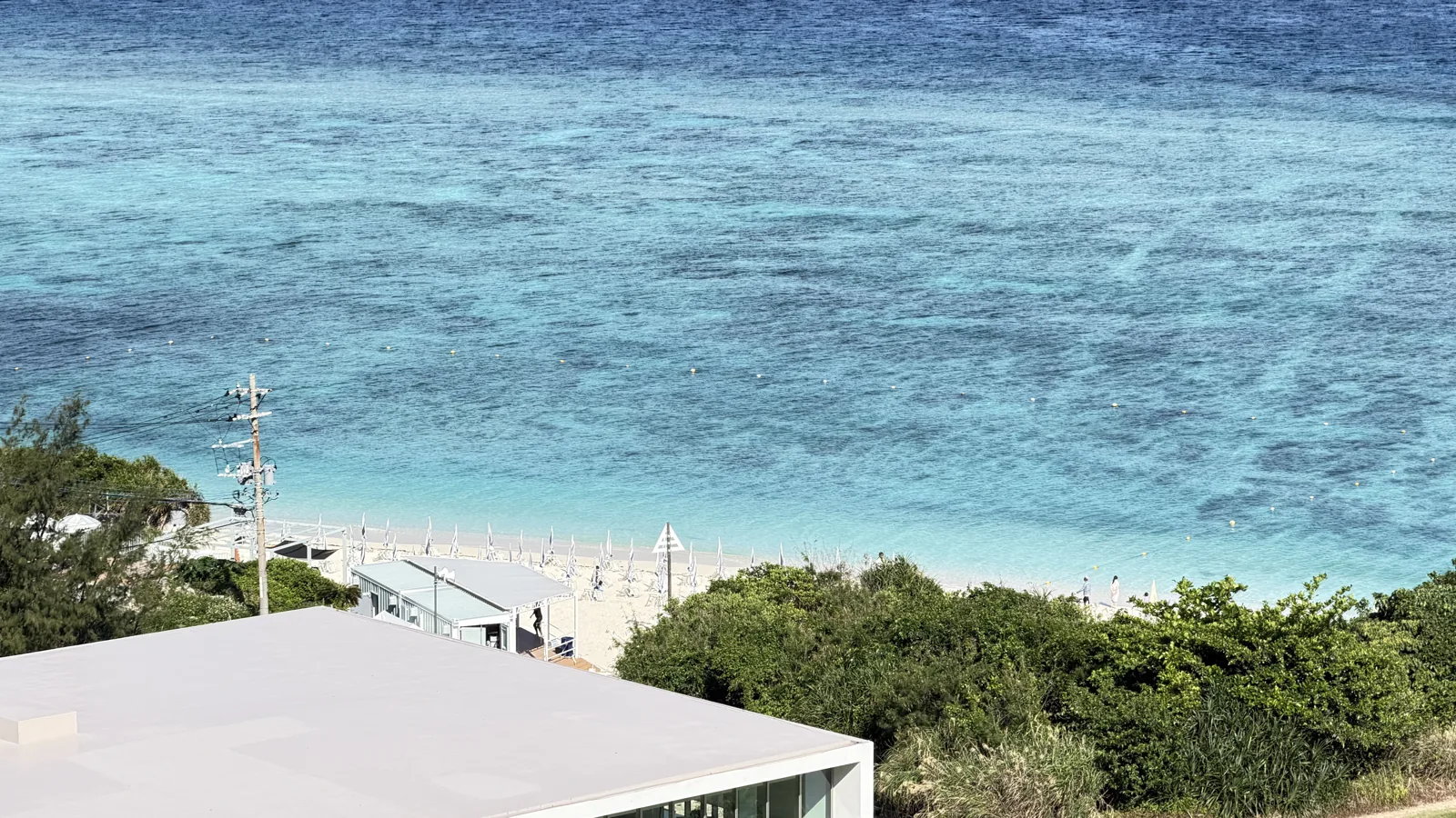 ホテルから見下ろした瀬底ビーチのターコイズブルーの海