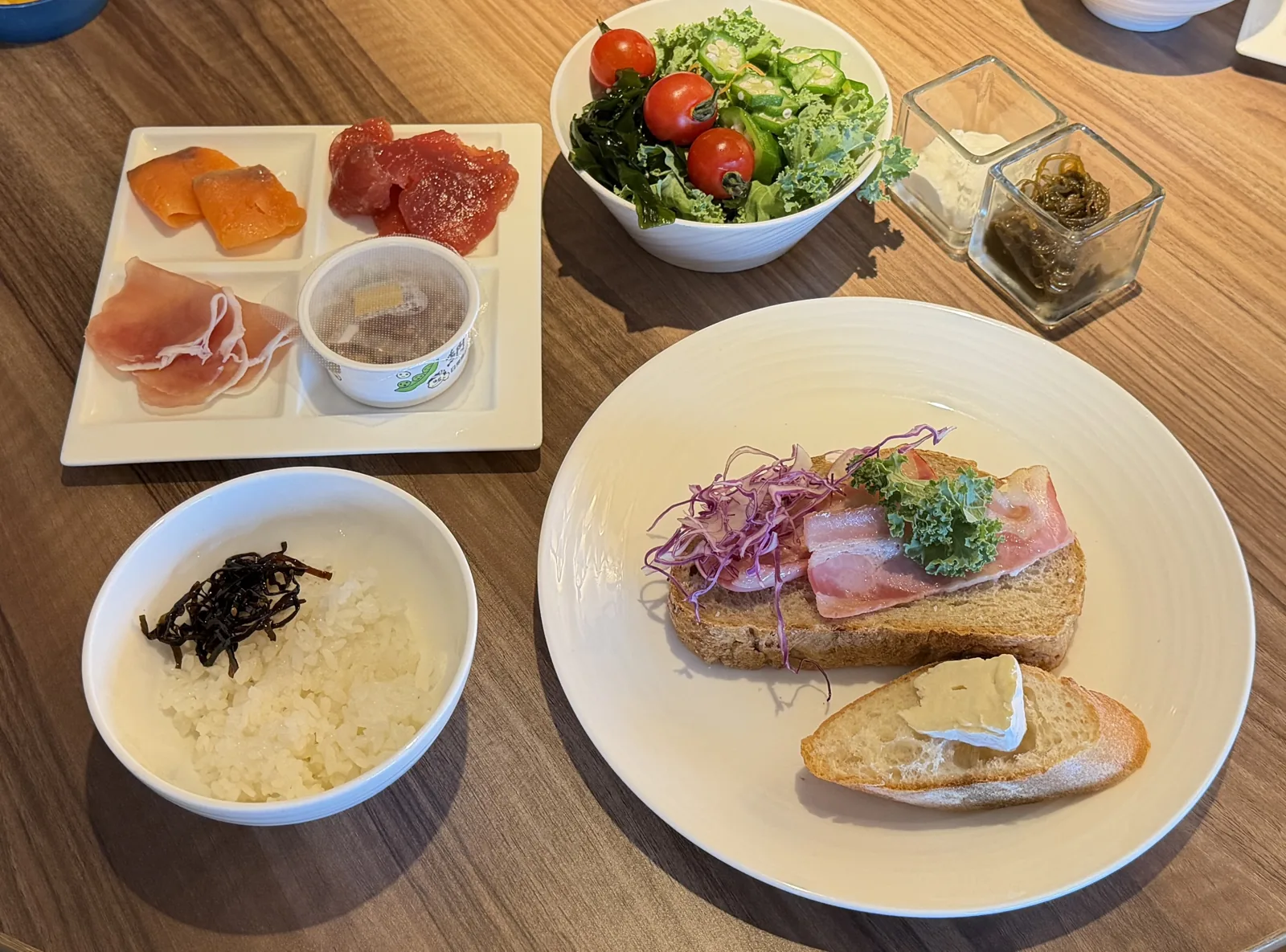 エグゼクティブラウンジの朝食。サーモンや生ハムの前菜、サラダ、オープンサンド、ごはん