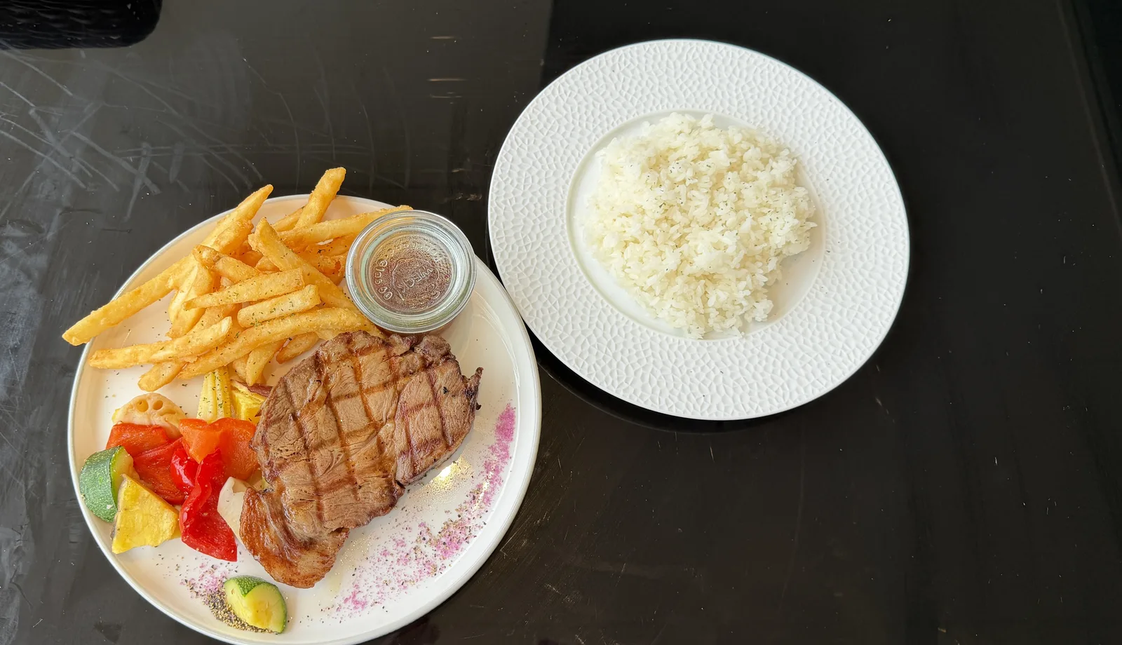 朝食ビュッフェ会場の有料ランチ。ポークステーキとライス、ポテト