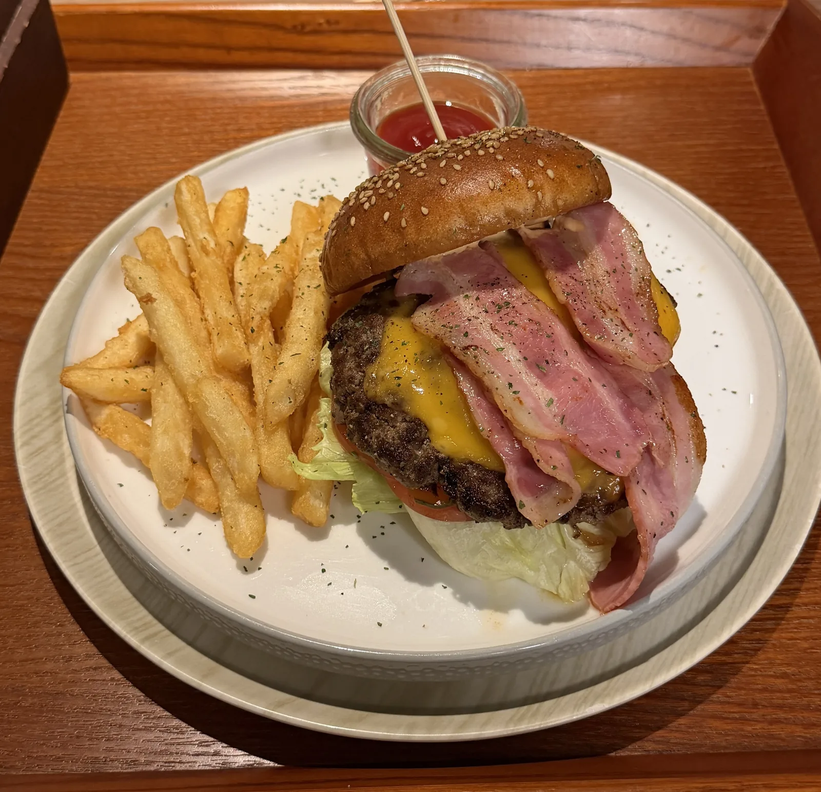 ヒルトン沖縄瀬底リゾートのルームサービスのベーコンチーズバーガーとフライドポテト