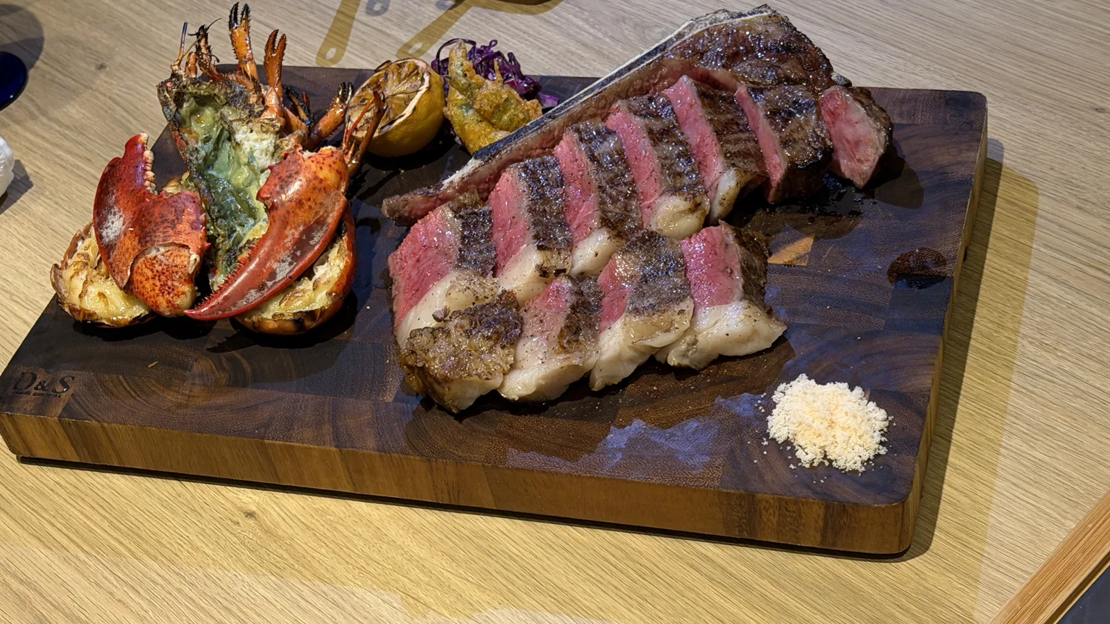 Sisuco Grillのステーキとロブスターの盛り合わせ