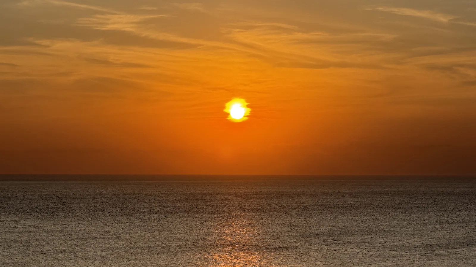 瀬底ビーチに沈む夕日