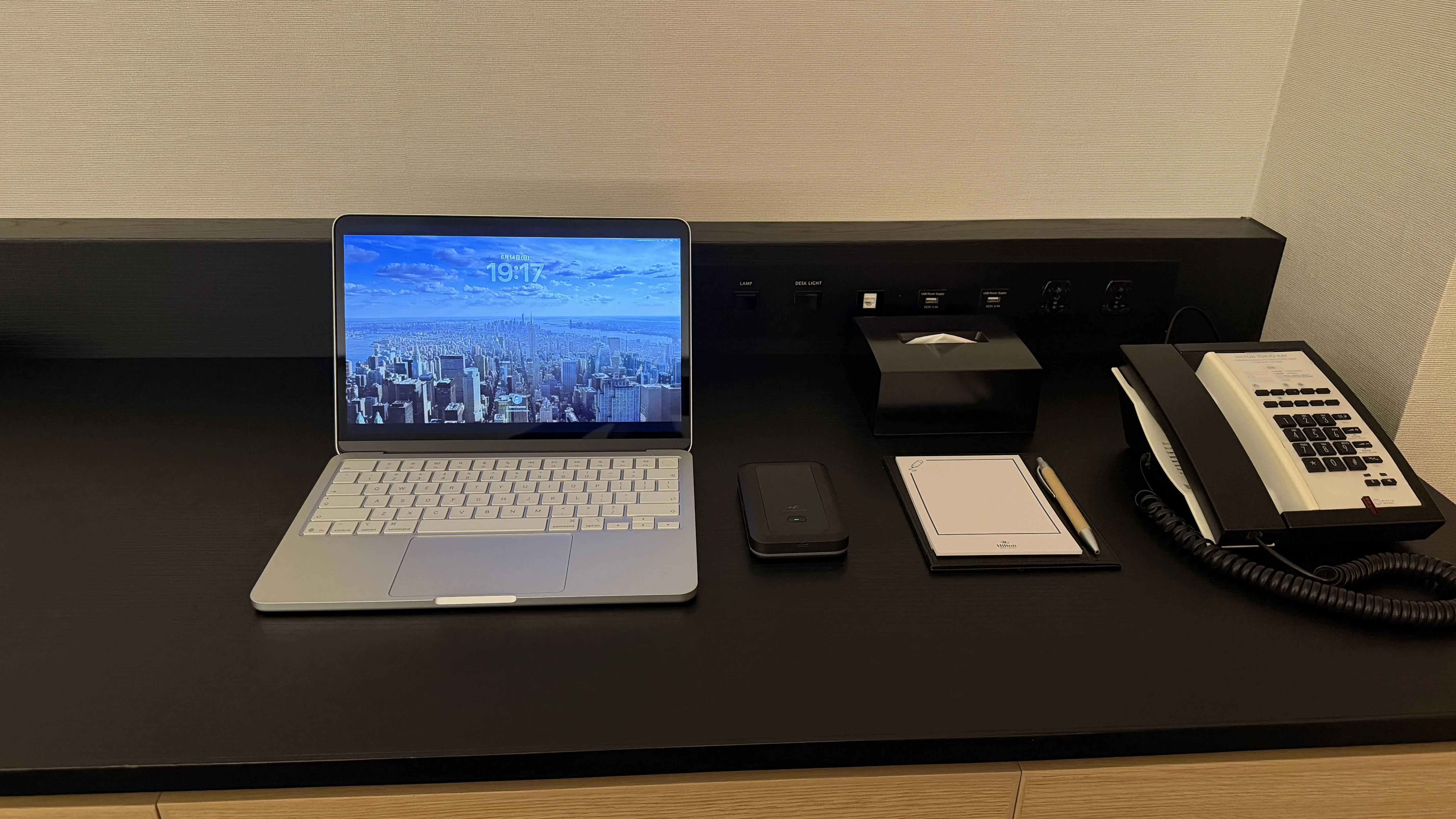 ヒルトン東京ベイ客室デスクのMacBookとモバイルルーター