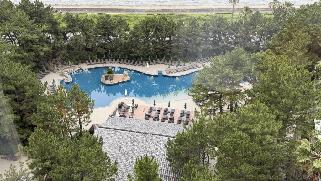 ヒルトン東京ベイのオーシャンビュー客室から見えるガーデンプールと海