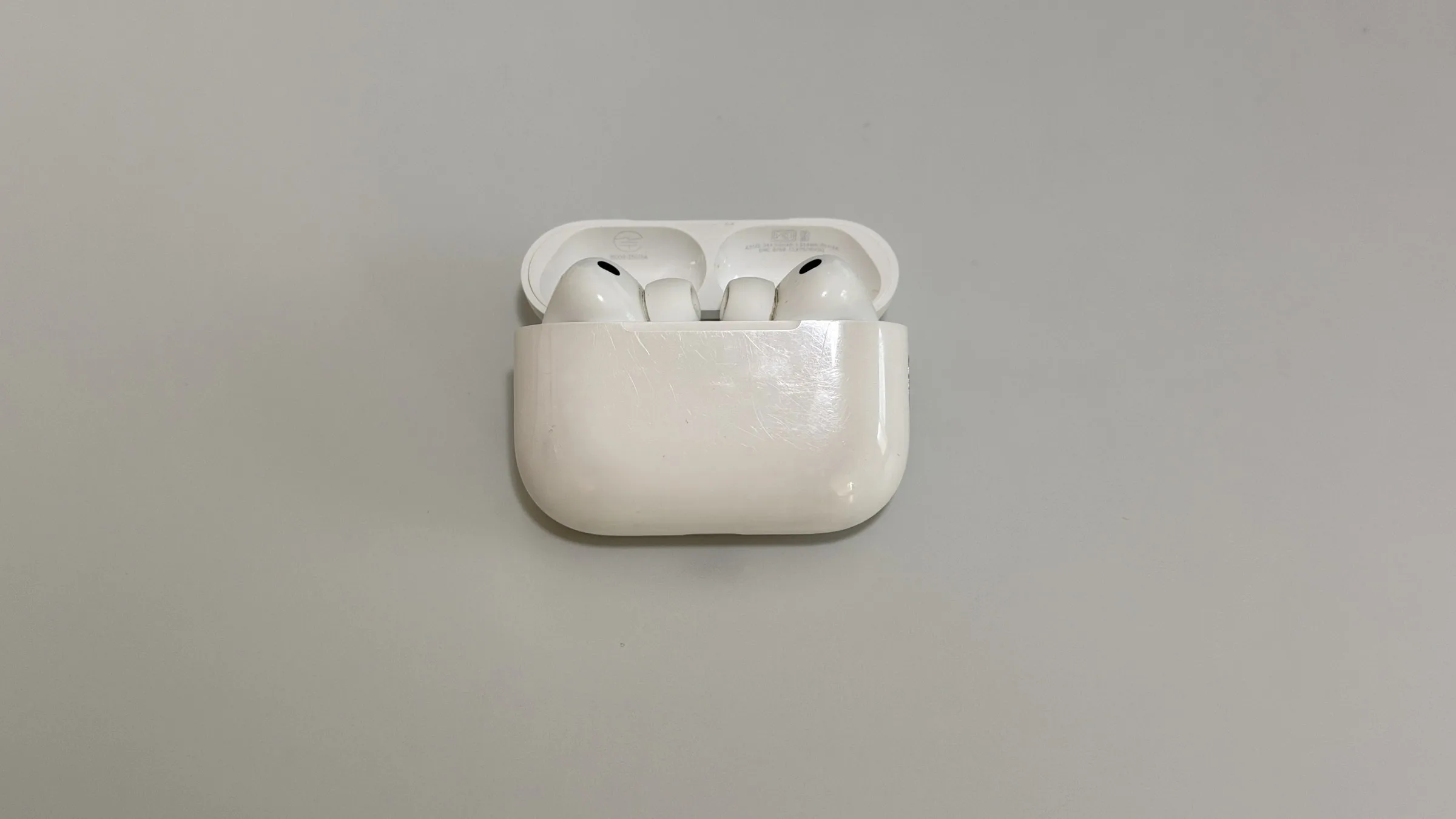 毎日使っているAirPods Pro 3の写真。ケースを開けたところ