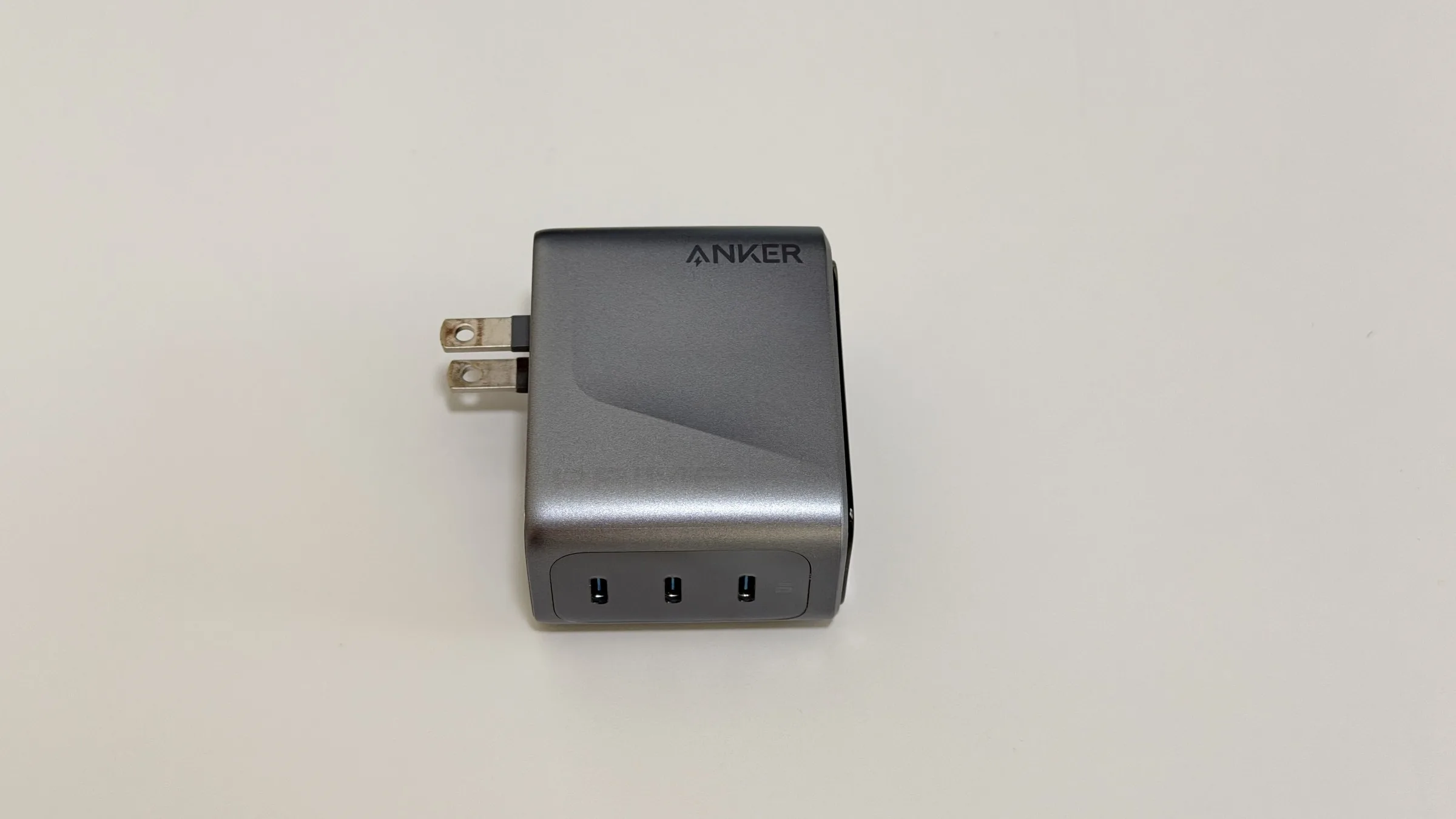 Anker Prime Charger 160W 3ポートの写真。折りたたみプラグの小型高出力充電器