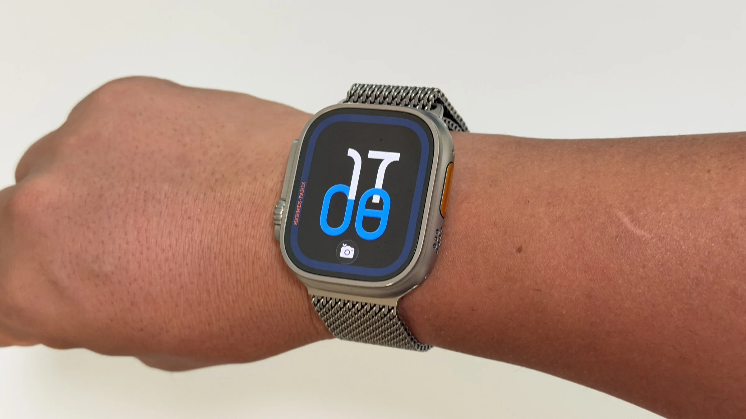 Apple Watch Hermès Ultra 3を腕に着けた写真。エルメスの専用文字盤