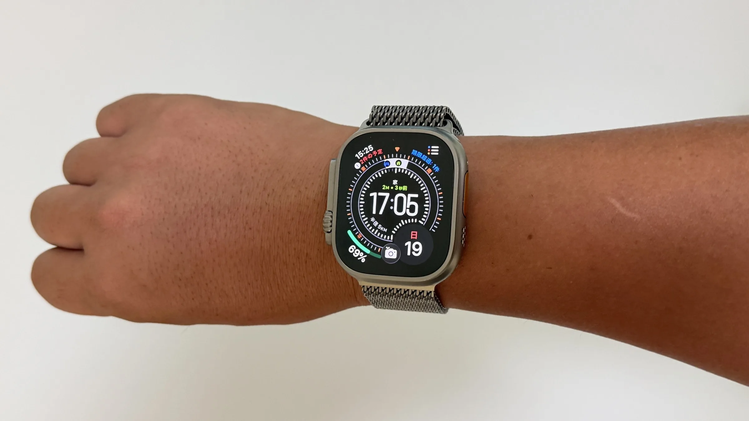 Apple Watch Hermès Ultra 3の普段の文字盤。予定・日付に加えてテスラのバッテリー残量もひと目で確認できる