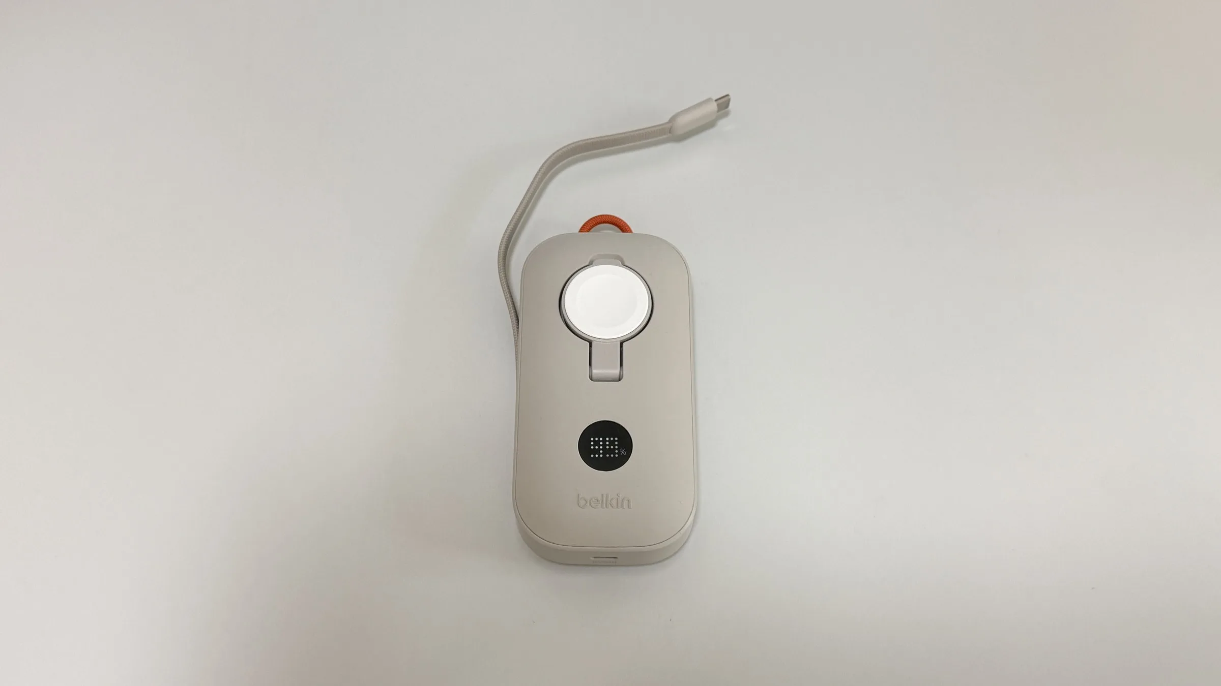 Belkin BoostCharge Pro Power Bank 10Kの写真。Apple Watch充電器とUSB-Cケーブルを内蔵し残量表示つき