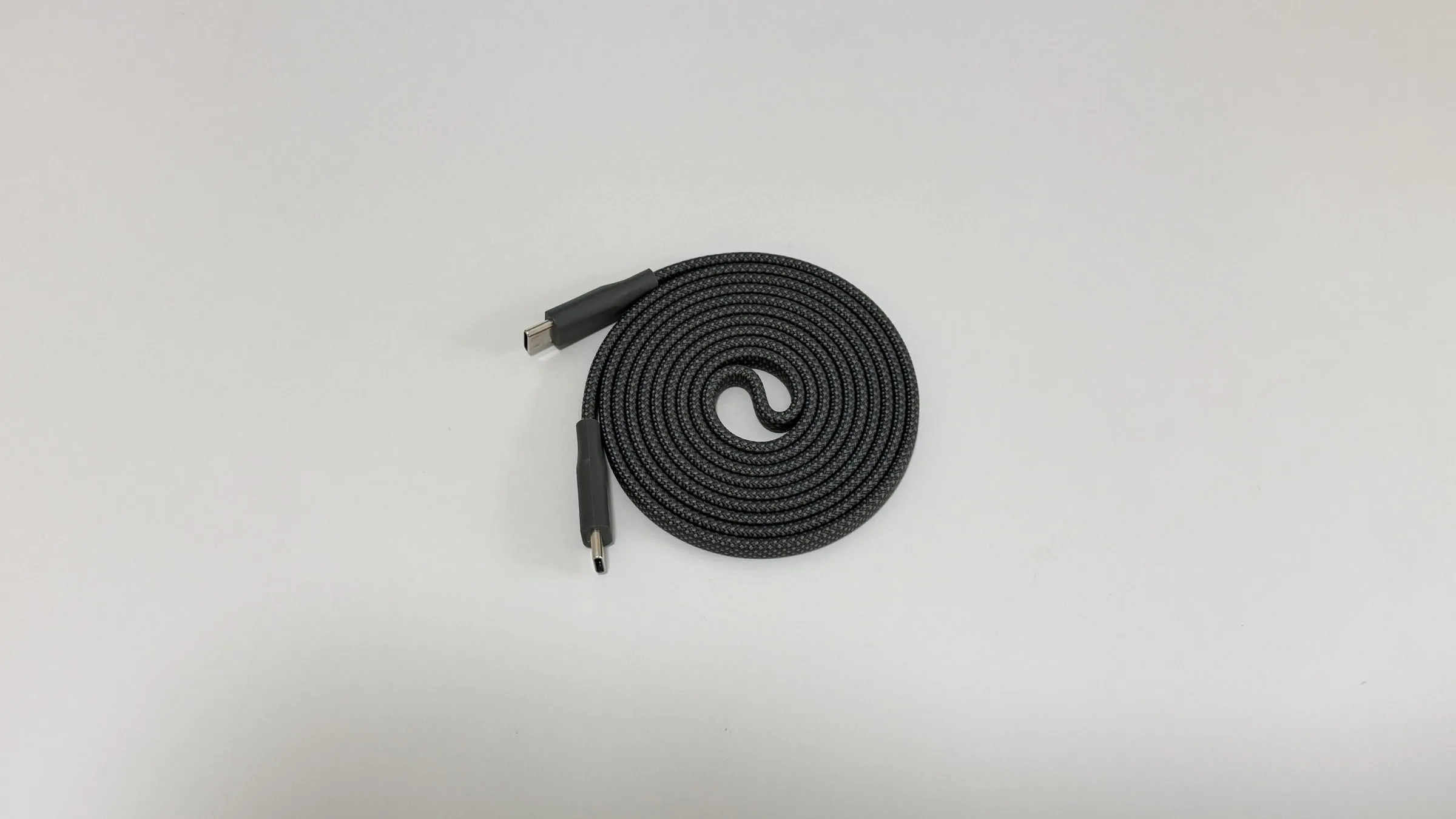 CIO Mate Flat Spiral Cable CtoC 1.5mの写真。フラット形状で渦巻き状にコンパクトにまとまる