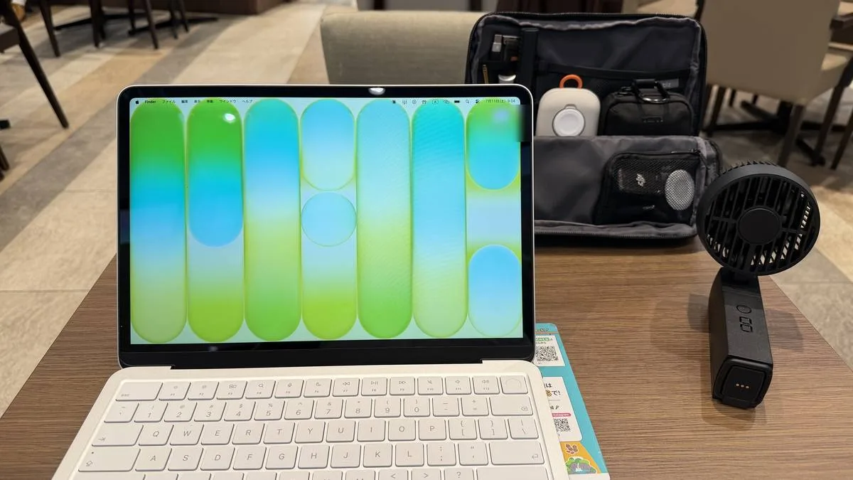 出先のテーブルでハコビズ2を広げてモバイル作業する様子