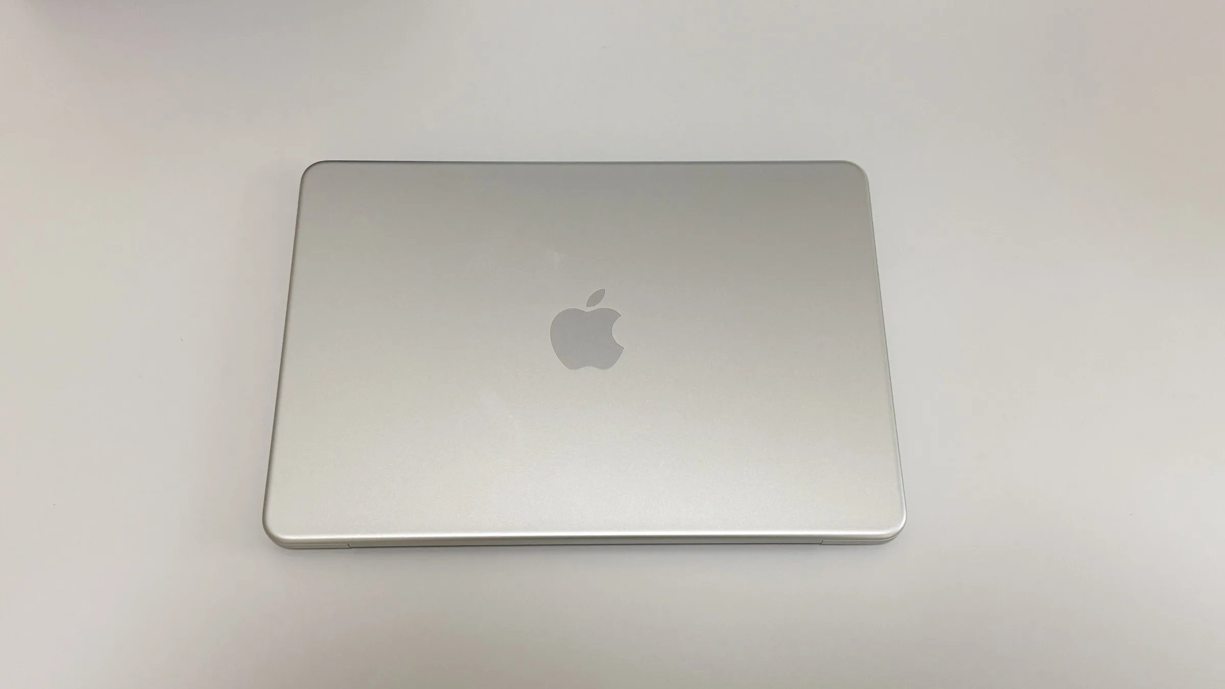 毎日持ち歩く軽量なMacBook Neoの写真。自宅のMacBook Pro 14 M5にリモート接続して使う