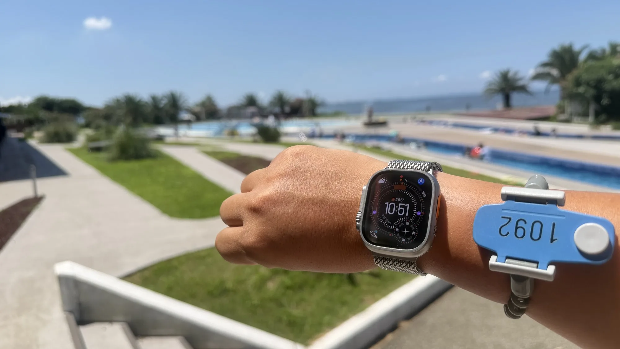 プールサイドでApple Watch Ultra 3を着けた手元