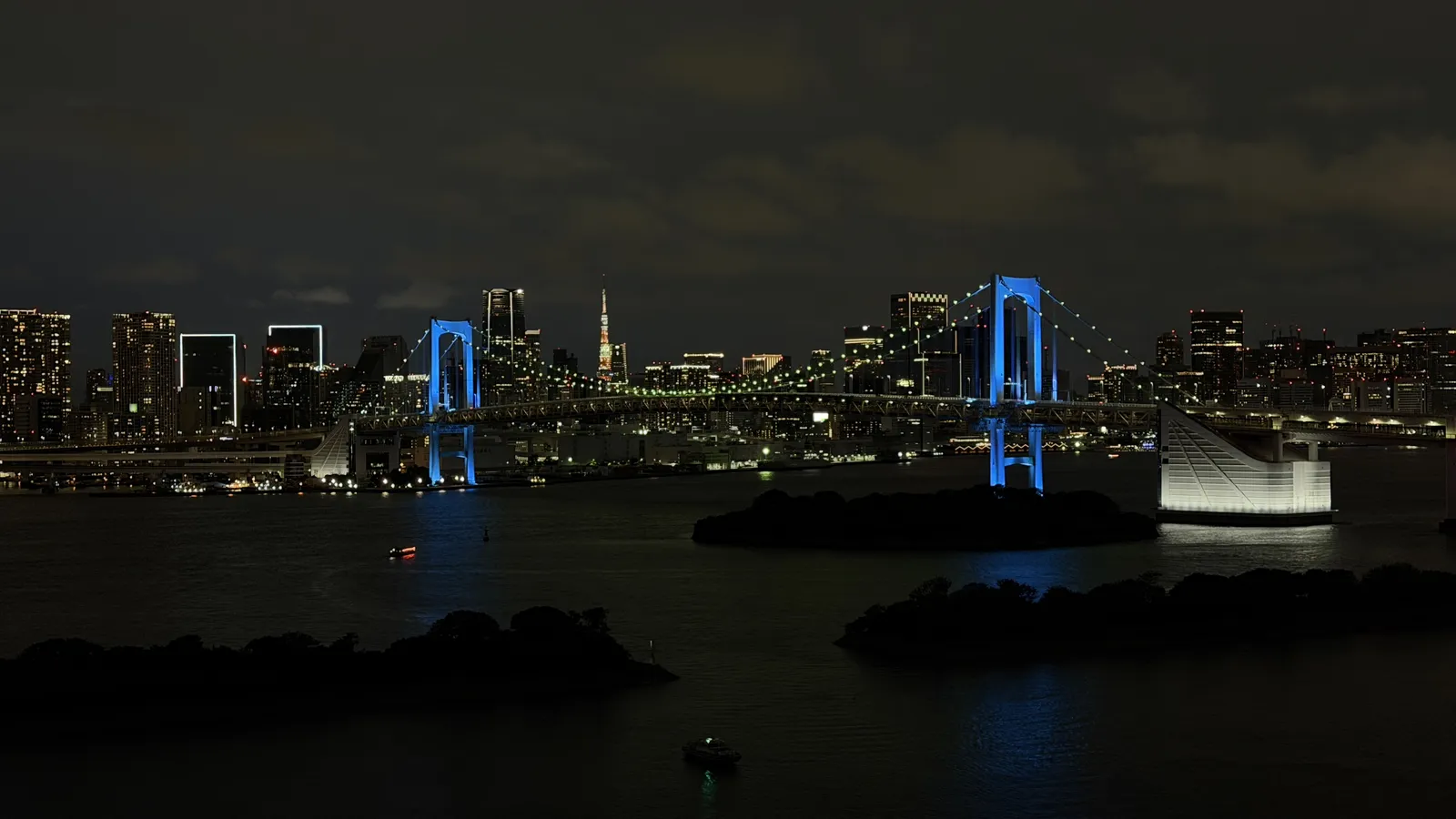 ヒルトン東京お台場の部屋から見たライトアップされたレインボーブリッジと東京タワーの夜景