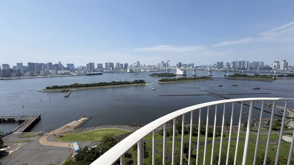 ヒルトン東京お台場プレミアムエグゼクティブの部屋から見たレインボーブリッジとお台場海浜公園