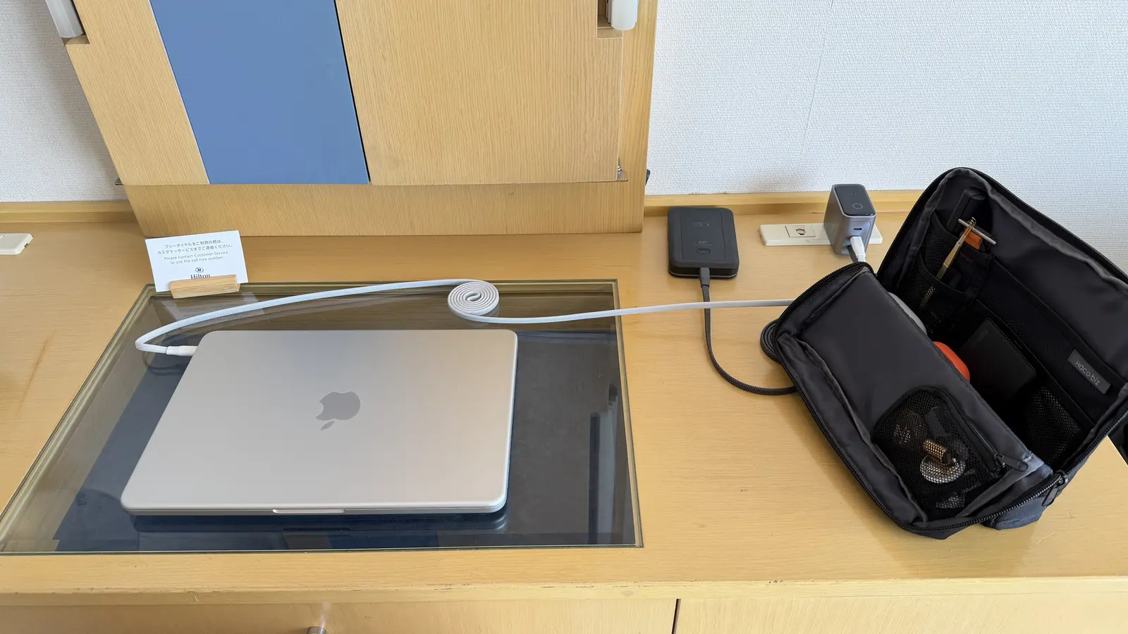 客室デスクにMacBookとコクヨのハコビズを並べた仕事環境