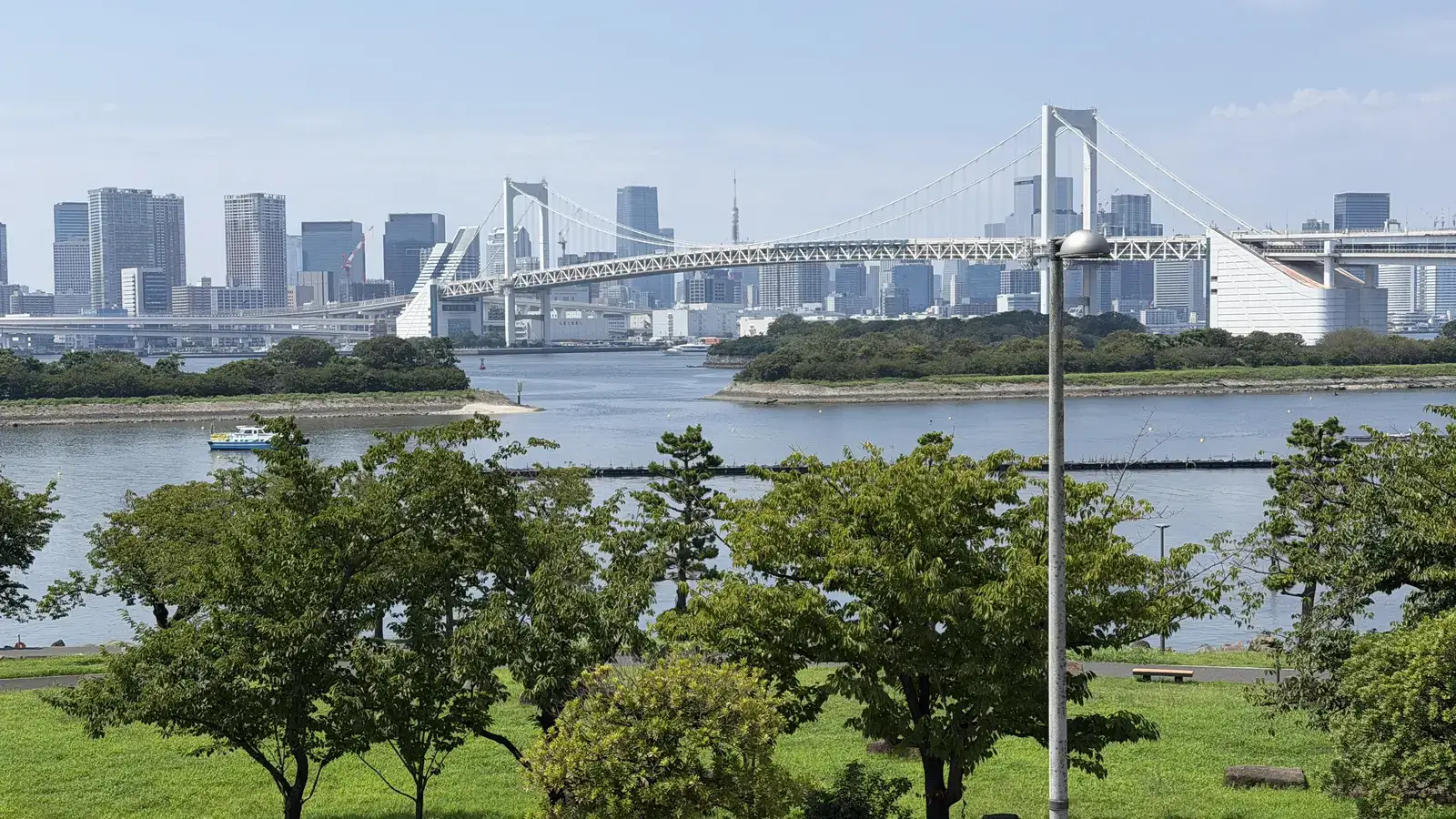 ヒルトン東京お台場の目の前に広がる海沿いの遊歩道