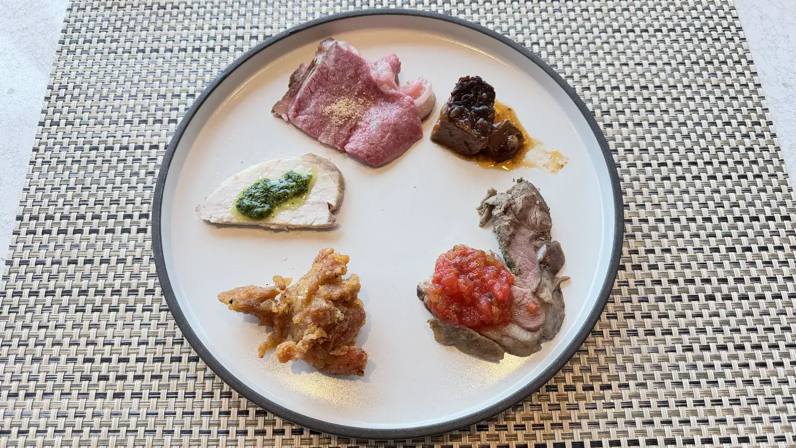 シースケープで取り分けた肉料理の盛り合わせ